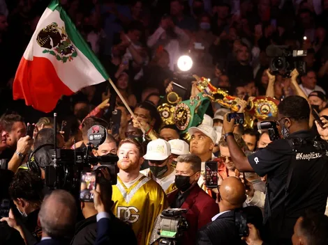 El Rey Canelo Álvarez caminó al ring acompañado por Fernando Olvera, de Maná