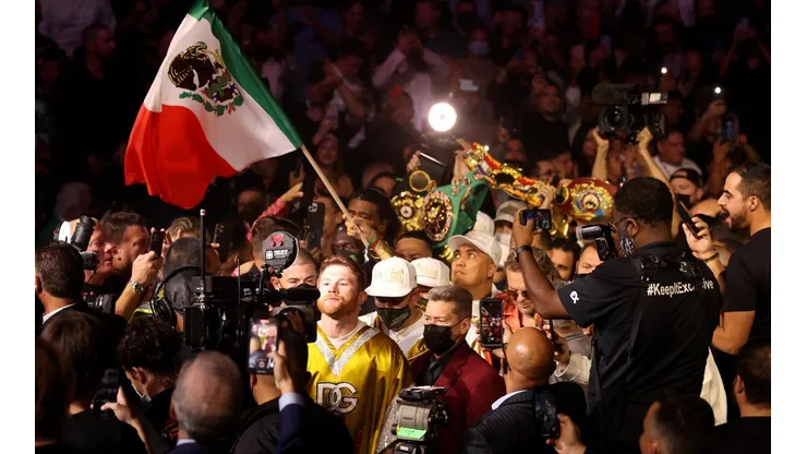 El Rey Canelo Álvarez caminó al ring acompañado por Fernando Olvera, de Maná