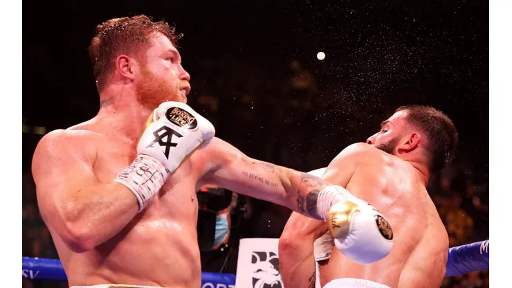 El video del perdón de Canelo Álvarez a Caleb Plant en pleno cuadrilátero