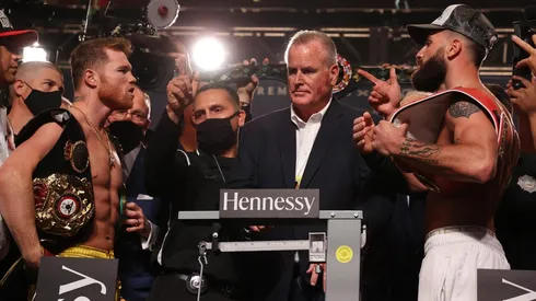 Canelo Álvarez y Caleb Plant superaron el pesaje.