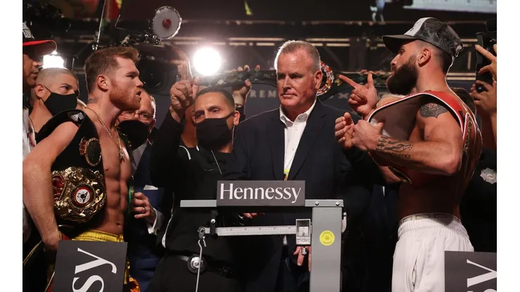Canelo Álvarez y Caleb Plant superaron el pesaje.