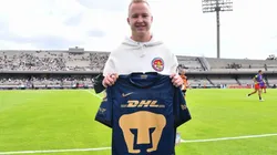 El volante ruso se mostró feliz portando el nombre del atacante de los Wolves