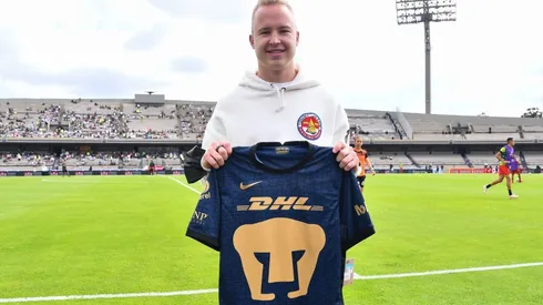 El volante ruso se mostró feliz portando el nombre del atacante de los Wolves