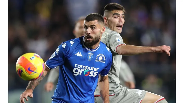 Johan Vásquez sumó su quinta titularidad seguida con Genoa