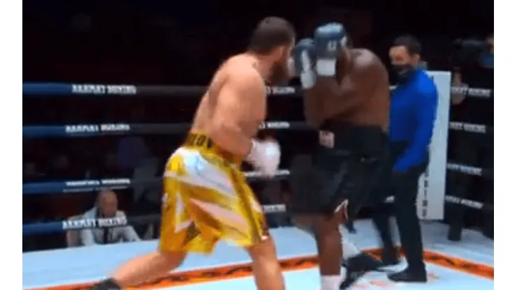 Boxeo: Se desplomó en 45 segundos de pelea y lo acusan de farsante