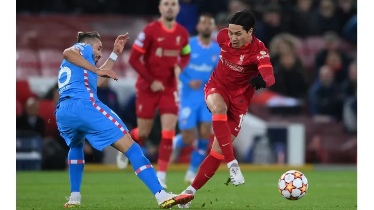 Héctor Herrera del Atlético de Madrid ante Takumi Minamino del Liverpool.