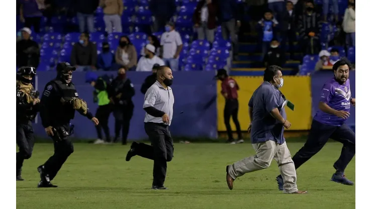 La invasión a la cancha del estadio Miguel Alemán Valdés.