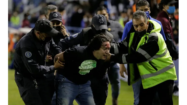 El cuerpo de seguridad del estadio Miguel Alemán en acción.