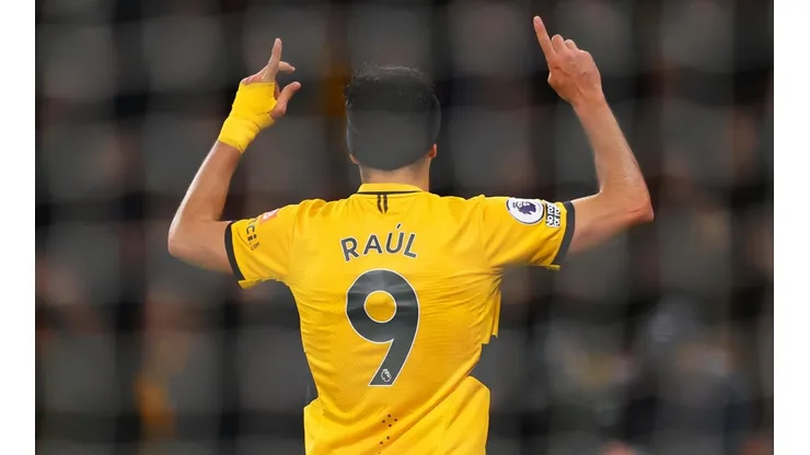 Raúl Jiménez festejó por vez número 50 con Wolverhampton