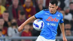 Hirving Lozano posó con el posible jersey de homenaje del Nápoli para Maradona.