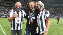 Vincent Janssen acompañado por sus padres tras la final de la Concachampions.