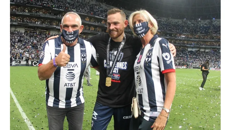 Vincent Janssen acompañado por sus padres tras la final de la Concachampions.