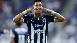 Enorme caño de Maxi Meza a Salvador Reyes.