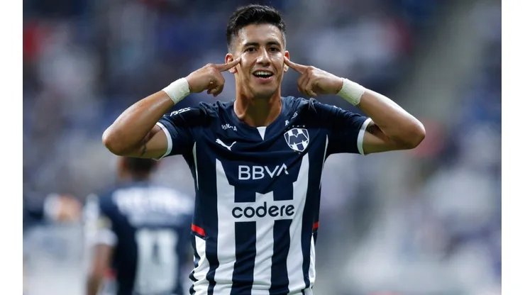 Enorme caño de Maxi Meza a Salvador Reyes.