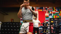 Canelo Álvarez presumió su físico a una semana de la pelea.
