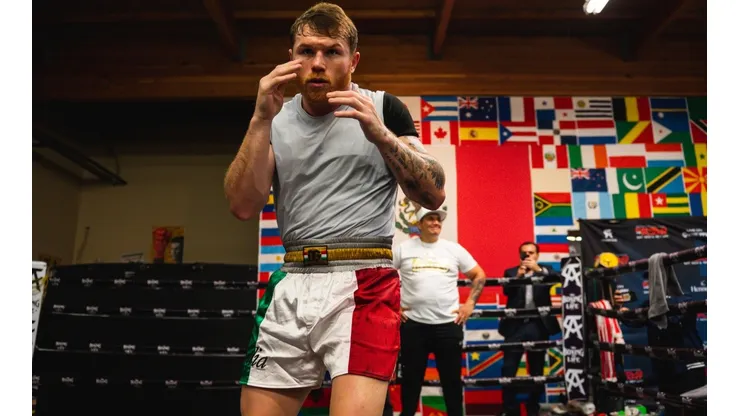 Canelo Álvarez presumió su físico a una semana de la pelea.