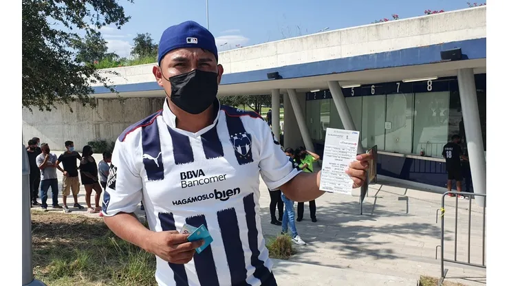 La gente estuvo formada por horas para conseguir un boleto de la Final.