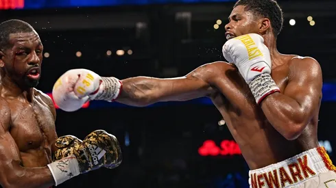 Shakur Stevenson le dio una cátedra de boxeo a Herring antes de arrebatarle el título mundial