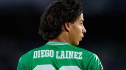 Diego Lainez jugó 45 minutos contra el Bayer Leverkusen.