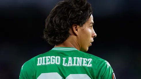 Diego Lainez jugó 45 minutos contra el Bayer Leverkusen.