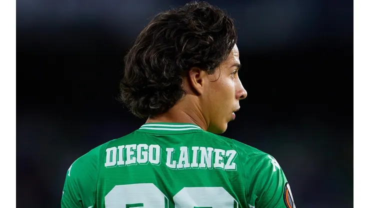 Diego Lainez jugó 45 minutos contra el Bayer Leverkusen.