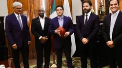 Samuel García, al centro, con Arturo Olivé al extremo izquierdo.