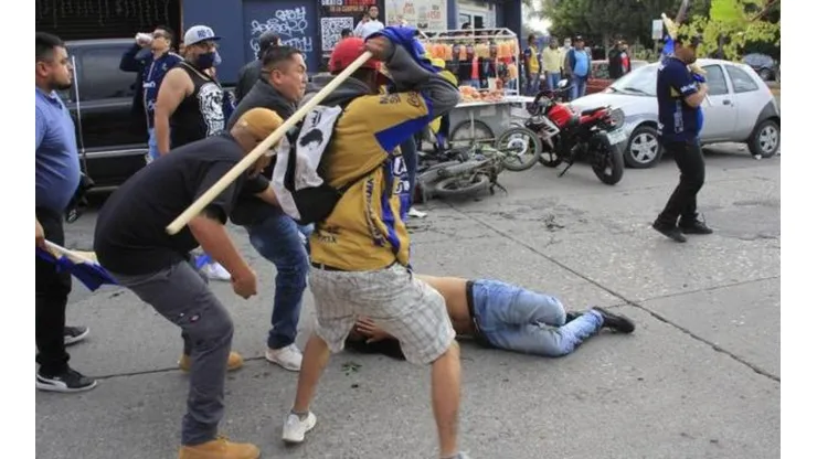 Imágenes sensibles: seguidor del América, brutalmente golpeado en San Luis