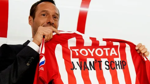 El dinero no es impedimento: revelan el bajo salario de Van't Schip en Grecia