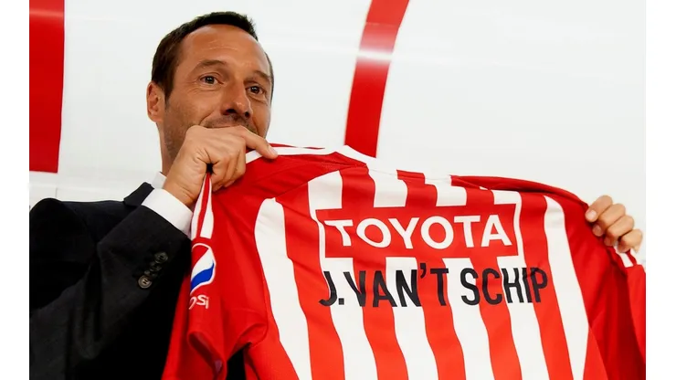 El dinero no es impedimento: revelan el bajo salario de Van't Schip en Grecia