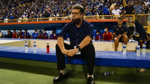 Hugo Pérez comenzó como director técnico de El Salvador en junio de 2021.