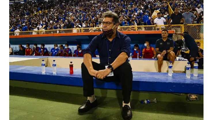Hugo Pérez comenzó como director técnico de El Salvador en junio de 2021.