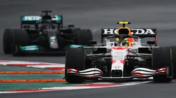 Checo Pérez y Lewis Hamilton protagonizaron "la maniobra" del GP de Turquía.