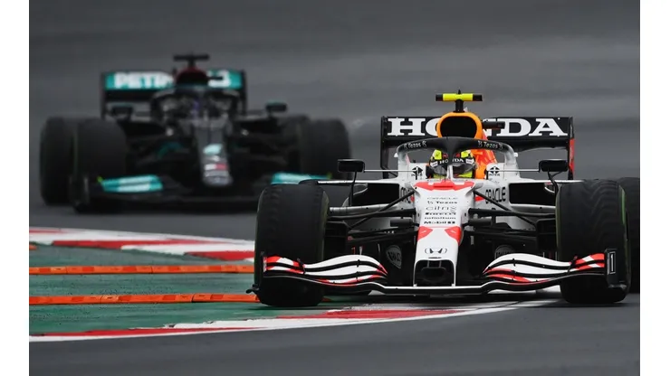 Checo Pérez y Lewis Hamilton protagonizaron "la maniobra" del GP de Turquía.