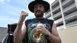 Tyson Fury canta en su camerino antes de enfrentar a Deontay Wilder