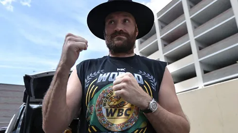 Tyson Fury canta en su camerino antes de enfrentar a Deontay Wilder