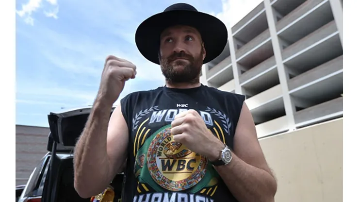 Tyson Fury canta en su camerino antes de enfrentar a Deontay Wilder