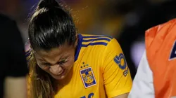 Rictus de dolor de Nayeli Rangel tras el choque de cabezas.