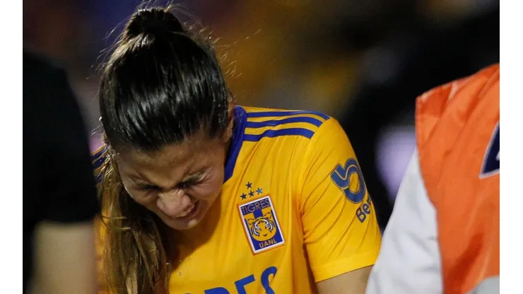Rictus de dolor de Nayeli Rangel tras el choque de cabezas.