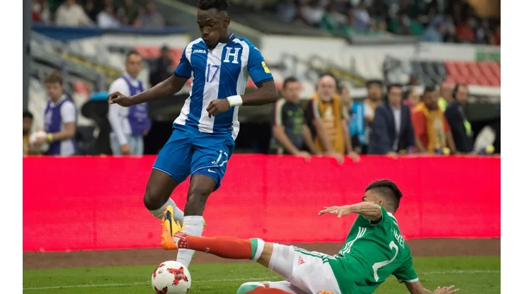 Alberth Elis contra México en el hexagonal de la Concacaf rumbo a Rusia 2018.