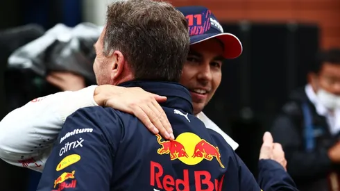 Christian Horner se abraza con Checo Pérez tras el GP de Turquía.