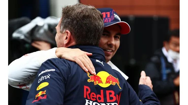 Christian Horner se abraza con Checo Pérez tras el GP de Turquía.