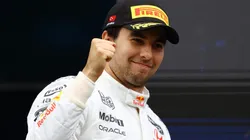Checo Pérez celebra su tercer puesto en el Gran Premio de Turquía.