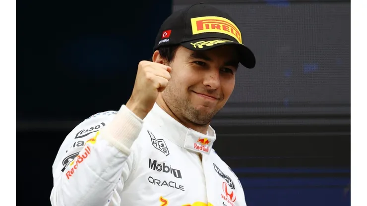 Checo Pérez celebra su tercer puesto en el Gran Premio de Turquía.
