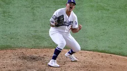 Julio Urías al momento de ganar la Serie Mundial 2020 con los Dodgers.