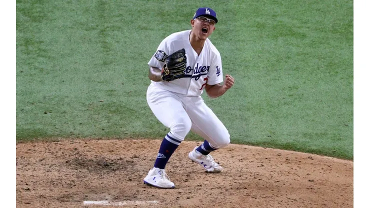 Julio Urías al momento de ganar la Serie Mundial 2020 con los Dodgers.