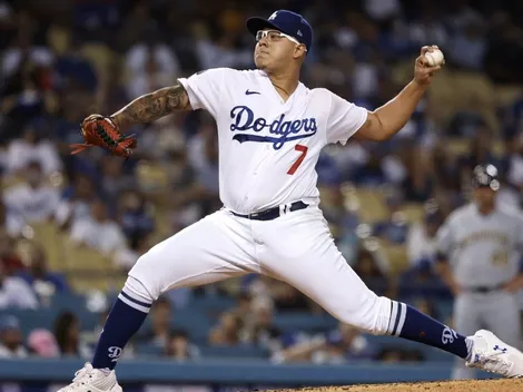 Julio Urías practica dominadas en el diamante de los Dodgers