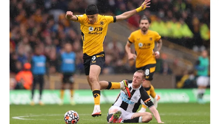Raúl Jiménez trata de superar a Sean Longstaff del Newcastle.