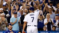 Julio Urías celebra ante el aplauso de Clayton Kershaw.