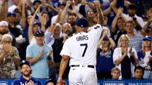 Julio Urías celebra ante el aplauso de Clayton Kershaw.