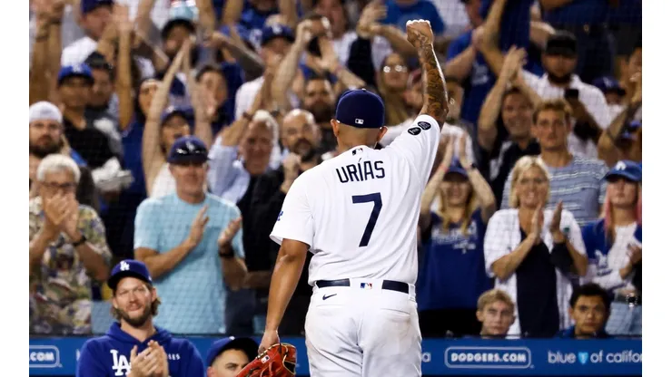 Julio Urías celebra ante el aplauso de Clayton Kershaw.